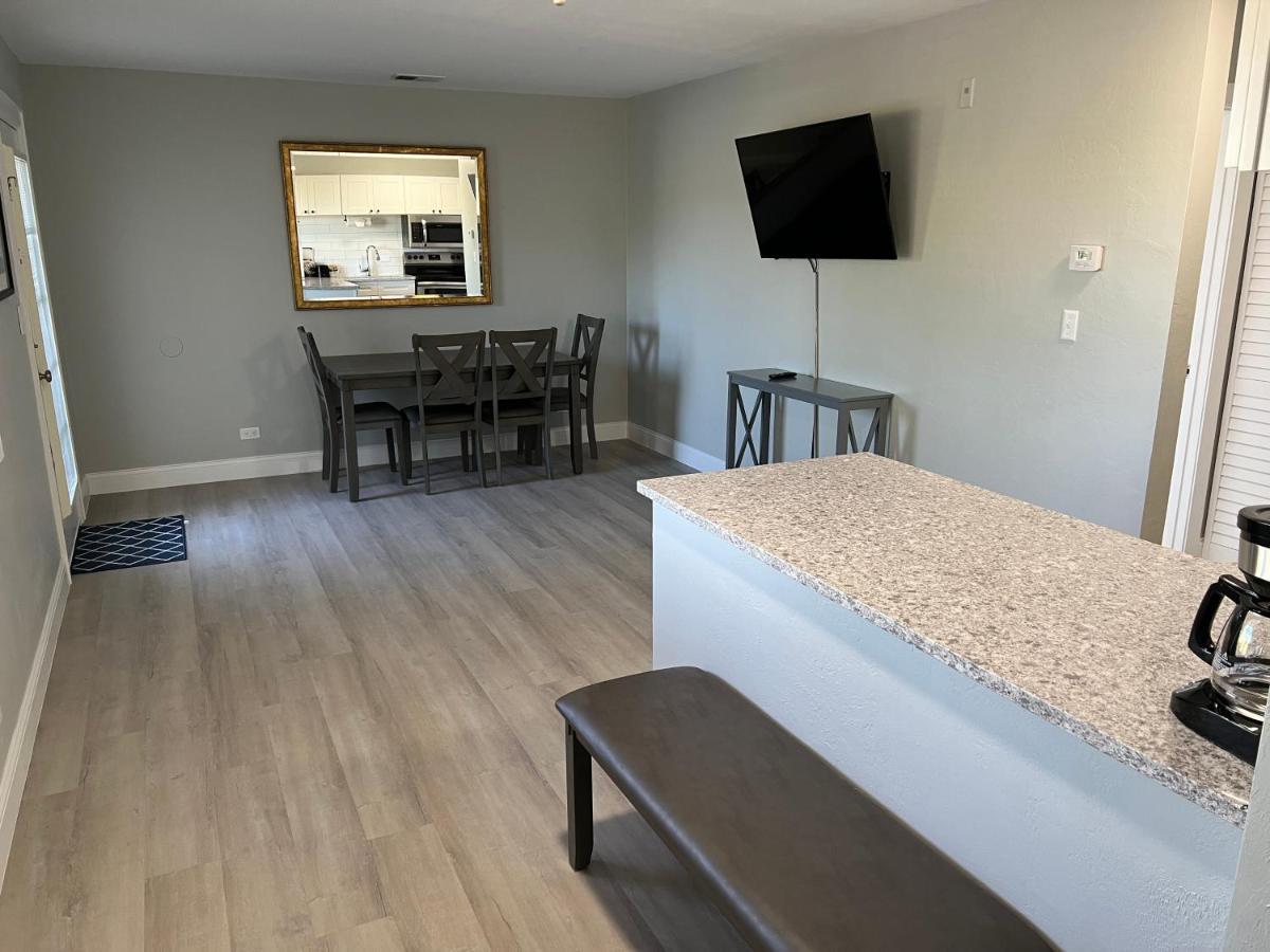 Marco Island Lakeside Inn Экстерьер фото